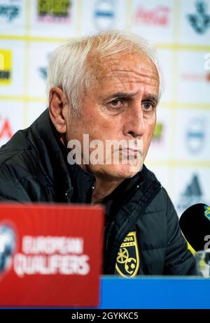 Bernard Challandes, Cheftrainer der kosovarischen Fußballnationalmannschaft, während einer Pressekonferenz vor dem morgigen Spiel der Qualifikationsgruppe B der FIFA-Weltmeisterschaft Europa 2022 zwischen Schweden und dem Kosovo in der Friends Arena in Stockholm, Schweden, am 08. Oktober 2021. Foto: Claudio Bresciani / TT / Kod 10090 Stockfoto