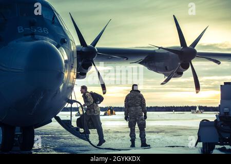 Ein C-130J Super Hercules mit Squadron 721 der Königlich Dänischen Luftwaffe bereitet sich zur Unterstützung der Übung Emerald Warrior 20 vor, Alpena Combat Readiness Training Center, mich., 21. Januar 2020. Emerald Warrior 20-1 bietet jährliche, realistische Vorbereitungstrainings an, die mehrere gemeinsame Einsatzgebiete umfassen, um spezielle Einsatzkräfte, konventionelle Einsatzkräfte, Partnerländer und interagenturübergreifende Elemente vorzubereiten, um sich in einem arktischen Klima mit umfassenden Spezialoperationen zu integrieren und durchzuführen, was die Fähigkeiten der US-Streitkräfte, rund um den Globus zu operieren, weiter verschärft. (USA Air National G Stockfoto