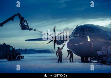 Ein C-130J Super Hercules mit Squadron 721 der Königlich Dänischen Luftwaffe bereitet sich zur Unterstützung der Übung Emerald Warrior 20 vor, Alpena Combat Readiness Training Center, mich., 21. Januar 2020. Emerald Warrior 20-1 bietet jährliche, realistische Vorbereitungstrainings an, die mehrere gemeinsame Einsatzgebiete umfassen, um spezielle Einsatzkräfte, konventionelle Einsatzkräfte, Partnerländer und interagenturübergreifende Elemente vorzubereiten, um sich in einem arktischen Klima mit umfassenden Spezialoperationen zu integrieren und durchzuführen, was die Fähigkeiten der US-Streitkräfte, rund um den Globus zu operieren, weiter verschärft. (USA Air National G Stockfoto