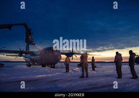 Ein C-130J Super Hercules mit Squadron 721 der Königlich Dänischen Luftwaffe bereitet sich zur Unterstützung der Übung Emerald Warrior 20 vor, Alpena Combat Readiness Training Center, mich., 21. Januar 2020. Emerald Warrior 20-1 bietet jährliche, realistische Vorbereitungstrainings an, die mehrere gemeinsame Einsatzgebiete umfassen, um spezielle Einsatzkräfte, konventionelle Einsatzkräfte, Partnerländer und interagenturübergreifende Elemente vorzubereiten, um sich in einem arktischen Klima mit umfassenden Spezialoperationen zu integrieren und durchzuführen, was die Fähigkeiten der US-Streitkräfte, rund um den Globus zu operieren, weiter verschärft. (USA Air National G Stockfoto