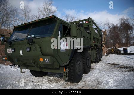 Ein MKR 16-Traktor für den Fahrzeugaustausch im Logistiksystem liefert während der Übung Northern Viper im Trainingsbereich von Hokkudaien, Hokkaido, Japan, 22. Januar 2020 Kraftstoff an die Wasseraufbereitungsstelle. Northern Viper ist eine regelmäßig geplante Trainingsübung, mit der die Interoperabilität der US-amerikanischen und japanischen Allianz verbessert werden soll, indem es Infanterieeinheiten ermöglicht wird, ihre Letalität und Kenntnisse in der Infanterie und kombinierten Waffentaktik aufrechtzuerhalten. (USA Marine Corps Foto Von Cpl. Cameron E. Parks) Stockfoto