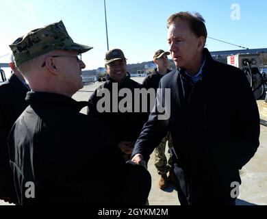 Vice Adm. Daryl Caudle, Kommandant der US-Submarine-Streitkräfte, begrüßt den Gouverneur von Connecticut. NED Lamont am 21. Januar 2020 auf der Naval Submarine Base New London in Groton, Connecticut. Lamont besuchte die U-Boot-Basis New London für seinen ersten längeren Besuch, um sich mit den U-Boot-Operationen im Bundesstaat vertraut zu machen. (USA Navy Foto von Mass Communication Specialist First Class Steven Hoskins) Stockfoto