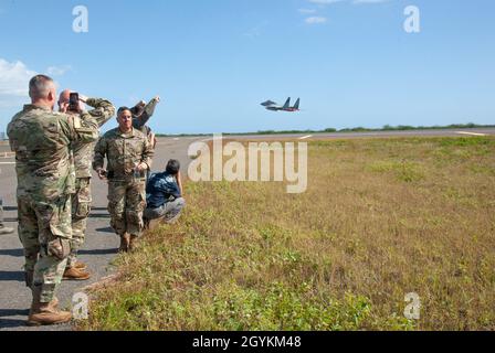 Generaladjutant von Hawaii, Maj. General Kenneth S. Hara, beobachtet, wie ein Hawaii F-22 Raptor auf der Start-und-Bahn der Joint Base Pearl Harbor-Hickam (JBPH-H), 21. Januar 2020, abhebt. Die Raptors nahmen am Bewegungstraining mit F-15 Eagles und F-16 Fighting Falcons während Sentry Aloha, 20 Teil. Hara wurde auf der Hickam-Landebahn von anderen angesehenen Gästen begleitet, darunter der stellvertretende Adjutant-General von Hawaii, Col. Stephen F. Logan, der stellvertretende Adjutant-General und der Kommandant der California Air National Guard, Maj. General Gregory F. Jones, Kommandant der 154. Operationsgruppe (OSG), Col. Michael Blake, 154. Flügel Stockfoto