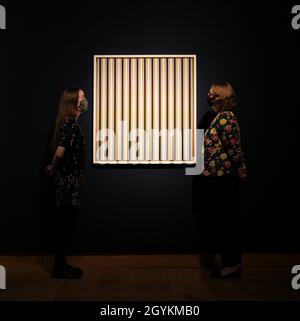 Werke von Jean-Michel Basquiat , Peter Doig , david Hockney , Bridget Riley , Radiohead x Stanley Donwood , wie man vollständig verschwinden 9-15 Oktober Christie Partner mit radiohead Thom Yorke zu präsentieren Kunstwerke von Stanley Donwood , erstellt für das Album Kid A , Angeboten in erster geöffnet 5-19 Oktober 2021 . 1-54 Neudefinition des Trends - Geschichten in der Entstehung kuratiert 9-15. Oktober 2021 . Bold Black British) Kuratiert von Aindrea Emelife, bis zum 21. Oktober wird Christie's in Zusammenarbeit mit der visionären Kuratorin Aindrea Emelife das Erbe schwarzer britischer Künstler präsentieren. Stockfoto