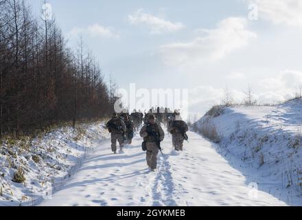 U.S. Marines with Transportation Services Company, Combat Logistics Bataillon 4, Combat Logistics Regiment 3, 3rd Marine Logistics Group, nehmen an einer Einheitswanderung während der Übung Northern Viper auf dem Trainingsgebiet Yausubetsu, Hokkaido, Japan, 21. Januar 2020 Teil. Das derzeit dem logistischen Kampfelement für die Übung Northern Viper zugewiesene Personal trainiert in strengen Umgebungen, um Einheiten für alle Wetterbedingungen vorzubereiten. Northern Viper ist eine regelmäßig geplante Trainingsübung, die die Interoperabilität der Allianz zwischen den USA und Japan verbessern soll, indem sie Infanterieeinheiten die Aufrechterhaltung der Th ermöglicht Stockfoto