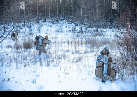 U.S. Marines with Transportation Services Company, Combat Logistics Bataillon 4, Combat Logistics Regiment 3, 3rd Marine Logistics Group, führen Kumpel während der Übung Northern Viper auf Yausubetsu Training Area, Hokkaido, Japan, 21. Januar 2020. Das derzeit dem logistischen Kampfelement für die Übung Northern Viper zugewiesene Personal trainiert in strengen Umgebungen, um Einheiten für alle Wetterbedingungen vorzubereiten. Northern Viper ist eine regelmäßig geplante Trainingsübung, die die Interoperabilität der Allianz zwischen den USA und Japan verbessern soll, indem Infanterieeinheiten ihre le aufrechterhalten können Stockfoto