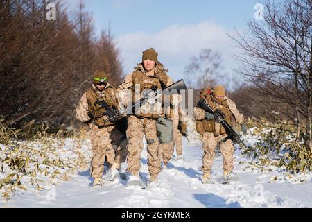 U.S. Marines with Transportation Services Company, Combat Logistics Bataillon 4, Combat Logistics Regiment 3, 3rd Marine Logistics Group, nehmen an einer Einheitswanderung während der Übung Northern Viper auf dem Trainingsgebiet Yausubetsu, Hokkaido, Japan, 21. Januar 2020 Teil. Das derzeit dem logistischen Kampfelement für die Übung Northern Viper zugewiesene Personal trainiert in strengen Umgebungen, um Einheiten für alle Wetterbedingungen vorzubereiten. Northern Viper ist eine regelmäßig geplante Trainingsübung, die die Interoperabilität der Allianz zwischen den USA und Japan verbessern soll, indem sie Infanterieeinheiten die Aufrechterhaltung der Th ermöglicht Stockfoto