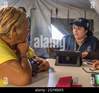 Guánica, PR, 21. Januar 2020 -- die Mitglieder des FEMA Disaster Assistance Teams, Margarite Ramirez und Marylina Colon, registrieren Estella Seranno, eine Mitarbeiterin von Guánica Munipality Financial Services, für die Unterstützung durch die FEMA. Im Emergency Operations Center waren Teammitglieder vor Ort, um alle Ersthelfer und Regierungsmitarbeiter für die Hilfe aufgrund des jüngsten Erdbebens zu registrieren. Foto von Liz Roll/FEMA Stockfoto