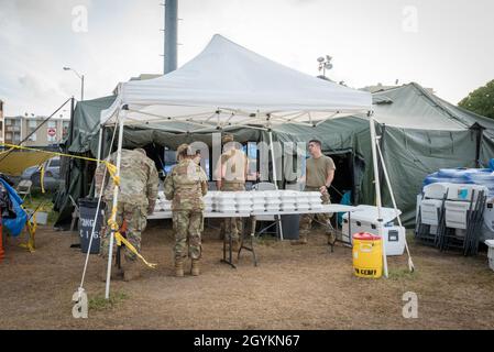 Guánica, PR, 21. Januar 2020 -- das Emergency Operations Center umfasst Mitglieder der PR National Guard, die allen Arbeitern hier Mahlzeiten zur Verfügung stellen. Foto von Liz Roll/FEMA Stockfoto