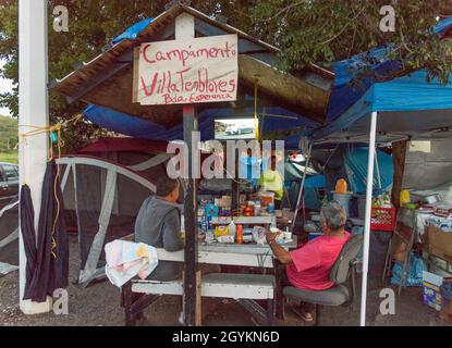 Guánica, PR, 21. Januar 2020 -- auf einem Parkplatz wurde nach dem jüngsten Erdbeben ein inoffizieller Schutzraum eingerichtet. Nachbeben treten weiterhin auf, was die Bewohner nervös macht, drinnen zu bleiben. Foto von Liz Roll/FEMA Stockfoto