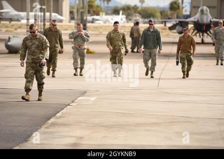 Mitglieder des 173. Kampfflügels in Klamath Falls, Oregon, kehren von der Rampe zurück, nachdem sie F-15 Eagles im 162. Kampfflügel in Tucson, Arizona, während einer TDY zur Unterstützung der F-16-Pilottrainingsoperationen vom 12. Bis 24. Januar 2020 gestartet haben. Der Flügel flog zwei Wochen lang unterschiedliche Luftkampftrainingseinheiten, reparierte Flugzeuge nach Bedarf auf der Rampe und gab eine beträchtliche Anzahl von Sitzen für die Arizona-Einheit frei, um angehende F-16-Piloten auszubilden. (USA Foto der Air National Guard von Meister Sgt. Jefferson Thompson) Stockfoto