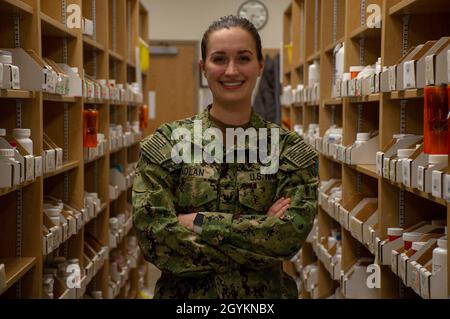 200121-N-XT693-1003 BREMERTON, Washington (Jan 21, 2020) Hospital Corpsman 3rd Class Emma Nolan posiert für ein Foto im Navy Medicine Readiness and Training Command (NMRTC) Bremertons Apotheke am 21. Januar 2020. Der gebürtige Lowell, Oregon, ist ein Apothekentechniker, der die Mitarbeiter der Marine und des Marine Corps vor der Bereitstellung unterstützt und sicherstellt, dass die richtigen Medikamente rechtzeitig den Bedürftigen zur Verfügung gestellt werden. NMRTC Bremerton unterstützt mehr als 60,000 Militärfamilien im West Puget Sound und gestaltet die Militärmedizin durch Training, Mentoring und Forschung, um eine einsatzbereite medizinische Kraft und operationell einsatzbereite Forc zu gewährleisten Stockfoto