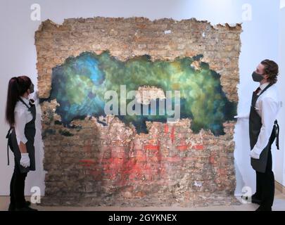 Werke von Jean-Michel Basquiat , Peter Doig , david Hockney , Bridget Riley , Radiohead x Stanley Donwood , wie man vollständig verschwinden 9-15 Oktober Christie Partner mit radiohead Thom Yorke zu präsentieren Kunstwerke von Stanley Donwood , erstellt für das Album Kid A , Angeboten in erster geöffnet 5-19 Oktober 2021 . 1-54 Neudefinition des Trends - Geschichten in der Entstehung kuratiert 9-15. Oktober 2021 . Bold Black British) Kuratiert von Aindrea Emelife, bis zum 21. Oktober wird Christie's in Zusammenarbeit mit der visionären Kuratorin Aindrea Emelife das Erbe schwarzer britischer Künstler präsentieren. Stockfoto