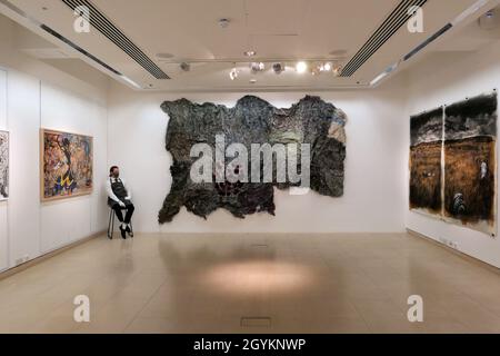 Werke von Jean-Michel Basquiat , Peter Doig , david Hockney , Bridget Riley , Radiohead x Stanley Donwood , wie man vollständig verschwinden 9-15 Oktober Christie Partner mit radiohead Thom Yorke zu präsentieren Kunstwerke von Stanley Donwood , erstellt für das Album Kid A , Angeboten in erster geöffnet 5-19 Oktober 2021 . 1-54 Neudefinition des Trends - Geschichten in der Entstehung kuratiert 9-15. Oktober 2021 . Bold Black British) Kuratiert von Aindrea Emelife, bis zum 21. Oktober wird Christie's in Zusammenarbeit mit der visionären Kuratorin Aindrea Emelife das Erbe schwarzer britischer Künstler präsentieren. Stockfoto