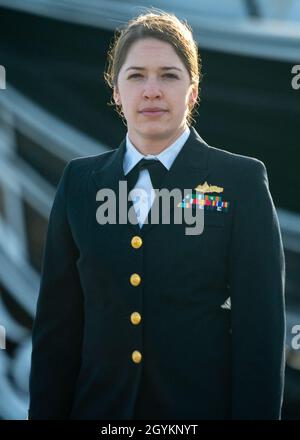 BOSTON (Jan 15, 2020) LT. Christina Carson posiert für ein Foto während ihres Check-in Prozesses zur USS Constitution. USS Constitution, Amerikas Staatsschiff, ist das älteste in Auftrag gegebene Kriegsschiff der Welt. (USA Navy Photo von Mass Communication Seaman Alec Kramer/veröffentlicht) Stockfoto