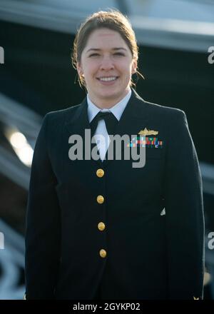 BOSTON (Jan 15, 2020) LT. Christina Carson posiert für ein Foto während ihres Check-in Prozesses zur USS Constitution. USS Constitution, Amerikas Staatsschiff, ist das älteste in Auftrag gegebene Kriegsschiff der Welt. (USA Navy Photo von Mass Communication Seaman Alec Kramer/veröffentlicht) Stockfoto