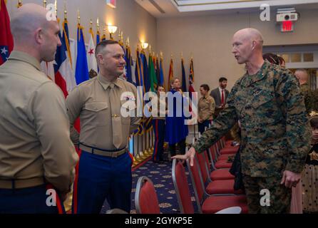 Brig. General James F. Glynn, Kommandierender General, Marine Corps Recruit Depot Parris Island und Eastern Recruiting Region, spricht mit Gunnery Sgt. Michael z. Brown nach der Verleihung der Combined Awards durch den Kommandanten des Marine Corps in den Clubs von Quantico an Bord der Marine Corps Base Quantico, Virginia, 22. Januar 2020. Die Zeremonie würdigt Befehle mit der höchsten kombinierten körperlichen und Kampfkondition sowie Top-Rekrutierer, Bohrlehrer, Athleten und Karriereplaner rund um das Marine Corps.(USA Marine Corps Fotos von Sgt. Servante R. Coba) Stockfoto