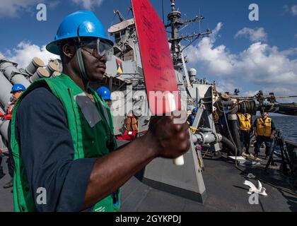 GOLF VON OMAN (JAN 22, 2020) - Seaman Apprentice Divine Owoseni, steht als achtern Signalmann während einer Auffüllung auf See an Bord des Lenkraketen-Zerstörers USS Carney (DDG 64) mit dem britischen Schnelltanker RFA Wave Knight (A389), 22. Januar 2020. Carney wird in den Einsatzbereich der 5. US-Flotte eingesetzt, um Marineinteraktionen zu unterstützen, um die maritime Stabilität und Sicherheit in der Zentralregion zu gewährleisten und das Mittelmeer und den Pazifik durch den westlichen Indischen Ozean und drei strategische Engpässe zu verbinden. (USA Navy Foto von Mass Communication Specialist 1st Class Fred Gr Stockfoto