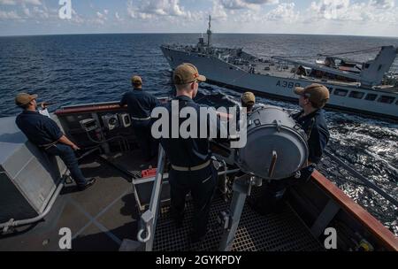 GOLF VON OMAN (JAN 22, 2020) - Bef. Christopher Carroll, Kommandooffizier des Lenkraketen-Zerstörers USS Carney (DDG 64), Mitte rechts, überwacht eine Auffüllung auf See-Entwicklung mit Junior-Offiziersbrücken-Wing-Beobachtern, während er Treibstoff vom schnellen britischen Flottentanker RFA Wave Knight (A389), 22. Januar 2020, übernimmt. Carney wird in den Einsatzbereich der 5. US-Flotte eingesetzt, um Marineinteraktionen zu unterstützen, um die maritime Stabilität und Sicherheit in der Zentralregion zu gewährleisten und das Mittelmeer und den Pazifik durch den westlichen Indischen Ozean und drei strategische Engpässe zu verbinden. Stockfoto