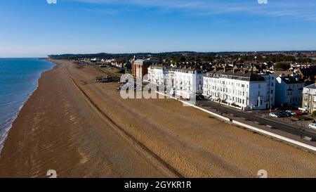 Niedrige Höhe, Luftaufnahme von Deal Seafront mit Blick nach Osten in Richtung Walmer und Kingsdown Stockfoto