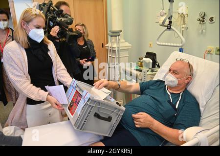 Brünn, Tschechische Republik. Okt. 2021. Patient des Krankenhauses von st. Anna gibt bei den Wahlen zur Abgeordnetenkammer des Parlaments der Tschechischen Republik am 8. Oktober 2021 in Brünn, Tschechische Republik, die Stimme ab. Quelle: Igor Zehl/CTK Photo/Alamy Live News Stockfoto