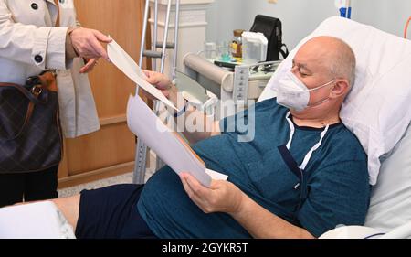 Brünn, Tschechische Republik. Okt. 2021. Patient des Krankenhauses von st. Anna gibt bei den Wahlen zur Abgeordnetenkammer des Parlaments der Tschechischen Republik am 8. Oktober 2021 in Brünn, Tschechische Republik, die Stimme ab. Quelle: Igor Zehl/CTK Photo/Alamy Live News Stockfoto