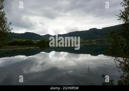 Foto eines Krater-Sees, maar im Herbst in deutschland Stockfoto