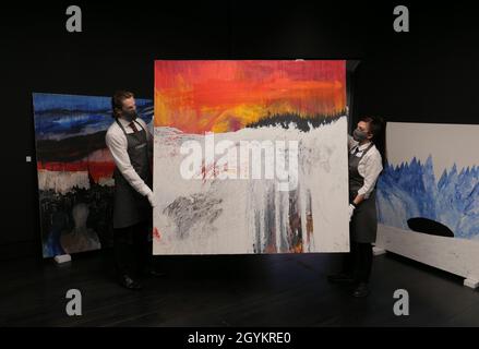 Werke von Jean-Michel Basquiat , Peter Doig , david Hockney , Bridget Riley , Radiohead x Stanley Donwood , wie man vollständig verschwinden 9-15 Oktober Christie Partner mit radiohead Thom Yorke zu präsentieren Kunstwerke von Stanley Donwood , erstellt für das Album Kid A , Angeboten in erster geöffnet 5-19 Oktober 2021 . 1-54 Neudefinition des Trends - Geschichten in der Entstehung kuratiert 9-15. Oktober 2021 . Bold Black British) Kuratiert von Aindrea Emelife, bis zum 21. Oktober wird Christie's in Zusammenarbeit mit der visionären Kuratorin Aindrea Emelife das Erbe schwarzer britischer Künstler präsentieren. Stockfoto