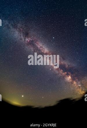 Ein sehr weites Winkelbild der nördlichen Sommer-Milchstraße von Cepheus (oben links) bis Schütze (Einstellung unten rechts), mit dem Sommerdreieck Stockfoto