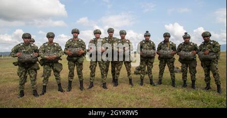 Fallschirmjäger der US-Armee von der 82nd Airborne Division Artillery (DIVARTY) führen am 23. Januar 2020 eine multinationale Übung zusammen mit der National Army of Colombia auf dem Luftwaffenstützpunkt Tolemaida, Nilo, Kolumbien, durch. Diese Übungen demonstrieren die Betriebsbereitschaft und verbessern die Interoperabilität im Flugbetrieb. (USA Armeefoto von Sgt. Andrea Salgado Rivera) Stockfoto