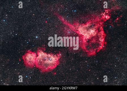 Der Herznebel (rechts), alias IC 1805, und der Seelennebel (links), alias IC 1848, aber auch als Embryo-Nebel bekannt, alle in Cassiopeia. Das kleine Stockfoto