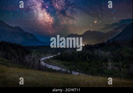 Das galaktische Kerngebiet der nördlichen Sommer-Milchstraße über dem Blakiston Valley und Blakiston Creek im Waterton Lakes National Park, Alberta auf einem Ju Stockfoto