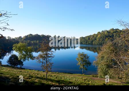Foto eines Krater-Sees, maar im Herbst in deutschland Stockfoto
