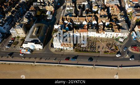 Nahaufnahme, Luftaufnahme von Deal Seafront, zeigt den Port Arms, das Time Ball Tower Museum und den Regent Stockfoto