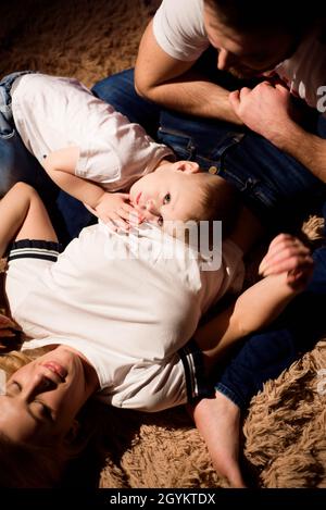 Lieber Sohn. Weihnachtsmomente. Makelloser weihnachtsabend. Weihnachts-Morgen-Routine für Mütter. Stockfoto