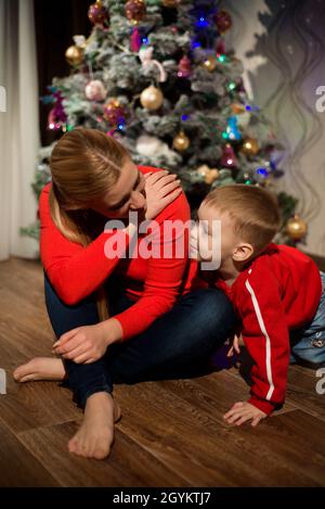 Lieber Sohn. Weihnachtsmomente. Makelloser weihnachtsabend. Weihnachts-Morgen-Routine für Mütter. Stockfoto