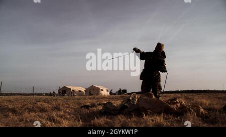 Ein U.S. Marine mit Combat Logistics Regiment 27, 2. Marine Logistics Group, richtet ein zwei-Mann-Zelt als Teil einer Kommandoübung auf Camp Lejeune, North Carolina, am 23. Januar 2020 ein. Die Übung wurde entwickelt, um die Kampffähigkeiten zu verbessern und gleichzeitig ein realistisches Training zur Ausübung von Kommando und Kontrolle durchzuführen. (USA Marine Corps Foto von CPL. Rachel K. Young-Porter) Stockfoto