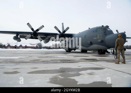 US Air Force Airman 1st Class Madalyn Lucas, 15th Special Operations Squadron loadmaster, spricht mit Piloten über das Radio während des Motorstarts eines MC-130H Combat Talon II als Teil von Emerald Warrior 20-1, im Alpena Combat Readiness Training Center, Michigan, 22. Januar 2020. EW 20-1 bietet jährliche, realistische Vorbereitungstrainings an, die mehrere gemeinsame Einsatzgebiete umfassen, um spezielle Einsatzkräfte, konventionelle Einsatzkräfte, Partnerländer und interagenturübergreifende Elemente vorzubereiten, um sich in einem arktischen Klima mit Spezialoperationen des gesamten Spektrums zu integrieren und durchzuführen, was die US-Streitkräfte verschärft Stockfoto