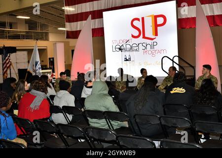 Eine Gruppe von Soldaten mit der 3. Kampfluftwaffenbrigade der 3. Infanterie-Division spricht mit Schülern und Dozenten der öffentlichen Schulen in Savannah-Chatham County im Truscott Air Terminal am Hunter Army Airfield in Savannah, Georgia, 23. Januar 2020. Die Studenten und die Fakultät nahmen an einem Symposium Teil, das von führenden Vertretern der lokalen Industrie gesponsert wurde und sich auf militärische, geschäftliche und kommunale Partnerschaften, Verbindungen und zukünftige Chancen konzentrierte. An der Veranstaltung waren Studenten und Fakultätsmitglieder von 11 Schulen aus Savannah und Umgebung zu sehen. Stockfoto