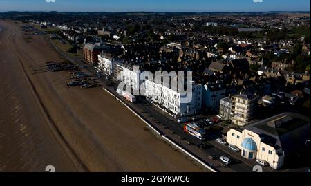 Ein serieller Blick auf Deal Seafront mit Blick nach Osten in Richtung Walmer und Kingsdown Stockfoto