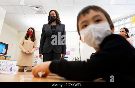 New Jersey, USA. Okt. 2021. US-Vizepräsidentin Kamala Harris (C) spricht mit Kindern in einem Klassenzimmer während eines Besuchs im Ben Samuels Children’s Center an der Montclair State University in Little Falls, New Jersey, USA, am 08. Oktober 2021. Harris und Murphy nahmen auch an einer Diskussionsrunde über staatliche Investitionen in die Kinderbetreuung Teil. Quelle: Abaca Press/Alamy Live News Stockfoto