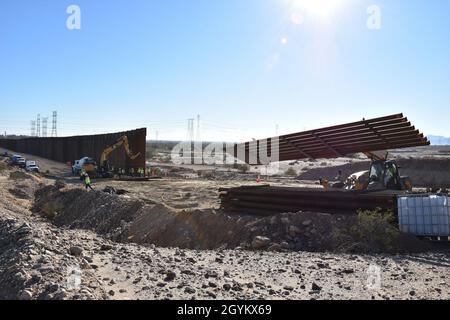 Baucrews platzieren Stahlbollards beim Projekt El Centro 1 entlang der US-mexikanischen Grenze in der Nähe von Calexico, Kalifornien, 23. Januar 2020. Das US Army Corps of Engineers, South Pacific Border District, bietet auf Anweisung der Regierung und auf Antrag des Department of Defense (Ministerium für innere Sicherheit) Auftragsdienstleistungen an, einschließlich der Planung und Bauaufsicht, für vom Verteidigungsministerium finanzierte Projekte an der Südwestgrenze in Kalifornien, Arizona, New Mexico und Texas. Zoll und Grenzschutz (niemand auf diesem Foto überquerte die internationale Grenze). Stockfoto