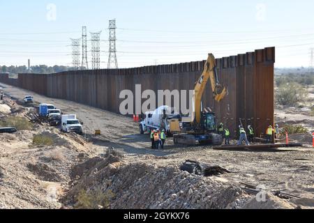 Baucrews platzieren Stahlbollards beim Projekt El Centro 1 entlang der US-mexikanischen Grenze in der Nähe von Calexico, Kalifornien, 23. Januar 2020. Das US Army Corps of Engineers, South Pacific Border District, bietet auf Anweisung der Regierung und auf Antrag des Department of Defense (Ministerium für innere Sicherheit) Auftragsdienstleistungen an, einschließlich der Planung und Bauaufsicht, für vom Verteidigungsministerium finanzierte Projekte an der Südwestgrenze in Kalifornien, Arizona, New Mexico und Texas. Zoll und Grenzschutz (niemand auf diesem Foto überquerte die internationale Grenze). Stockfoto