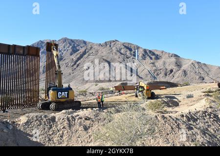 Baucrews platzieren Stahlbollards beim Projekt El Centro 1 entlang der US-mexikanischen Grenze in der Nähe von Calexico, Kalifornien, 23. Januar 2020. Das US Army Corps of Engineers, South Pacific Border District, bietet auf Anweisung der Regierung und auf Antrag des Department of Defense (Ministerium für innere Sicherheit) Auftragsdienstleistungen an, einschließlich der Planung und Bauaufsicht, für vom Verteidigungsministerium finanzierte Projekte an der Südwestgrenze in Kalifornien, Arizona, New Mexico und Texas. Zoll und Grenzschutz (niemand auf diesem Foto überquerte die internationale Grenze). Stockfoto