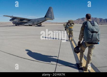 Guardian Angel Airmen, die dem 88. Test- und Evaluationsgeschwader, 53. Flügel, zugewiesen wurden, begeben sich zu einem HC-130J auf der Nellis Air Force Base für eine Freefall- und Static Line Test Mission. Der 88. TES, Teil der CSAR Combined Test Force, ist für alle Tests, Auswertungen und Taktiken zur Kampfsuche und -Rettung verantwortlich. (USA Luftwaffe Foto von 1. LT Savanah Bray) Stockfoto