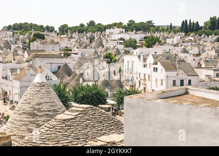 Panoramablick auf schöne Trulli, traditionelle Apulische Trockensteinhütte alten Häusern mit einem kegelförmigen Dach in Alberobello, Apulien, Italien Stockfoto