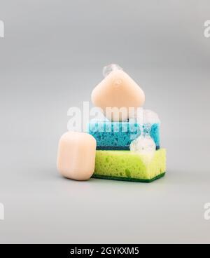Zero Waste Hausküche Reinigungskonzept. Farbige Schwämme Küche Spülschwamm, Öko-Safe Seife. Hausreinigung Konzept. Platz für Text. Stockfoto