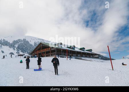 Kalavryta Ski Resort, Griechenland - Dezember, 31 2019: Kalavrita Ski Center Chalet an verschneiten Pisten mit herrlichem schneebedeckten Bergblick im Hintergrund. Stockfoto