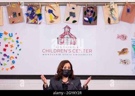 New Jersey, USA. Okt. 2021. US-Vizepräsidentin Kamala Harris spricht während einer Diskussionsrunde über staatliche Investitionen in die Kinderbetreuung während eines Besuchs im Ben Samuels Children’s Center an der Montclair State University in Little Falls, New Jersey, USA, am 08. Oktober 2021. Quelle: Abaca Press/Alamy Live News Stockfoto