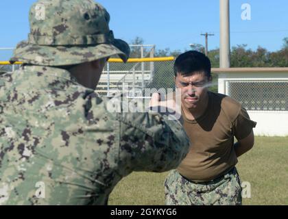 SANTA RITA, Guam (Jan 24, 2020) - der Spezialist für Massenkommunikation, Seaman Henry Liu, der dem U-Boot-Tender USS Frank Cable (AS 40) zugewiesen wurde, wird während eines Sicherheitsreaktionskurses bravo auf dem Marinestützpunkt Guam, Januar 24, mit Oleoresin-Paprika-Spray besprüht. Frank Cable, der auf der Insel Guam eingesetzt wird, repariert, rüst und stellt U-Boote und Oberflächenschiffe in der Region Indo Pacific wieder bereit. (USA Navy Foto von Mass Communication Specialist 2nd Class Heather C. Wamsley/veröffentlicht) Stockfoto